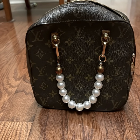 Beautiful refurbished LV with pearl straps and has side hook for crossbody strap - Picture 2 of 8
